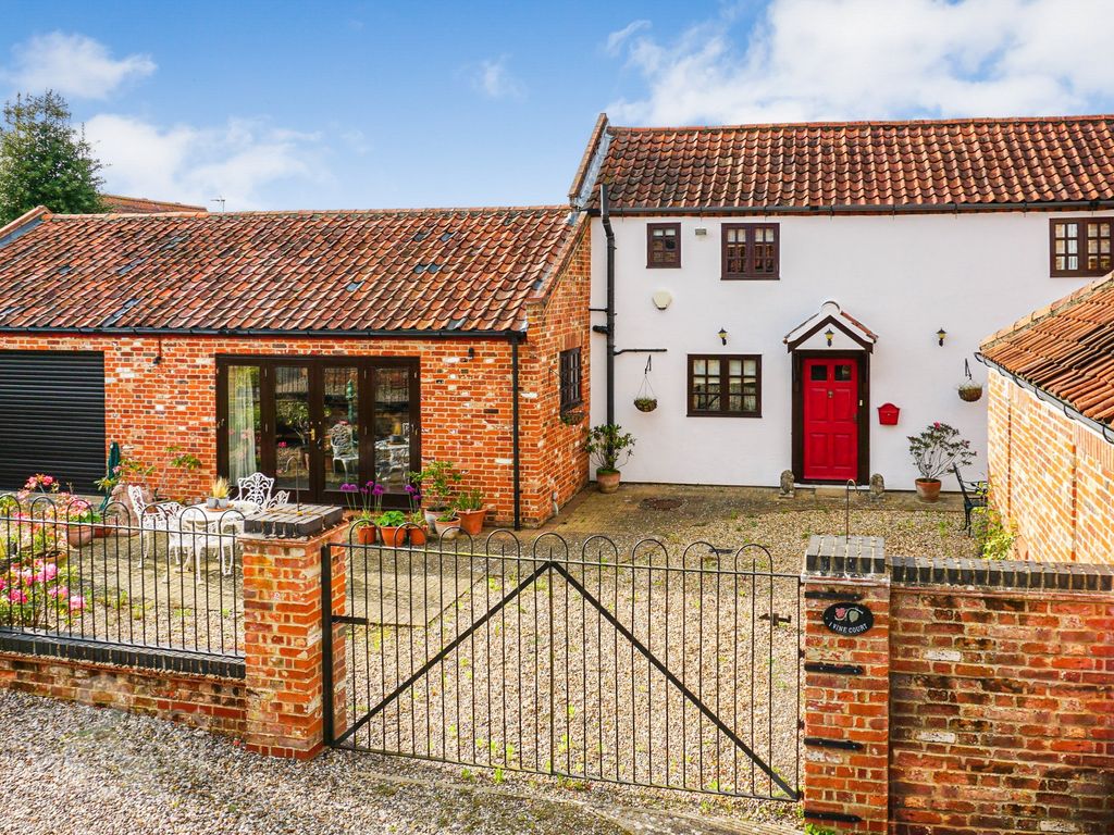 2 bed cottage for sale in High Street, Loddon, Norwich NR14, £375,000