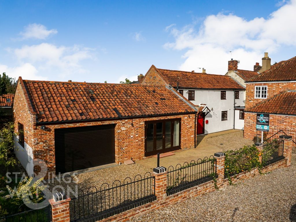2 bed cottage for sale in High Street, Loddon, Norwich NR14, £375,000