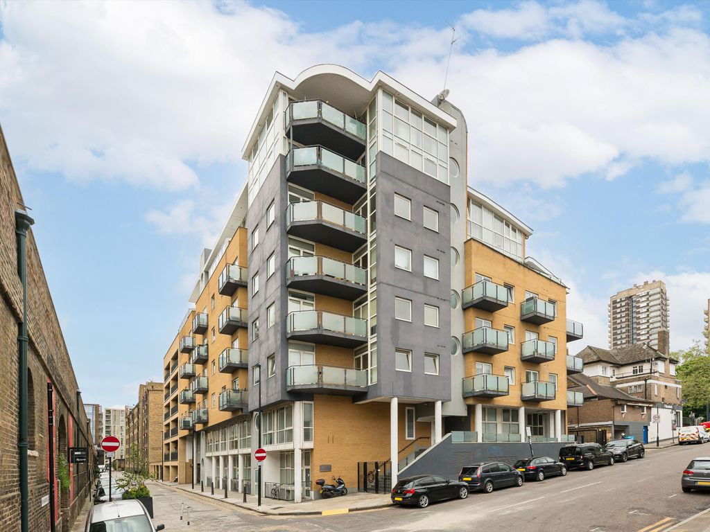 3 bed flat for sale in Artichoke Hill, Nr St Katharine Docks, London E1W, £750,000