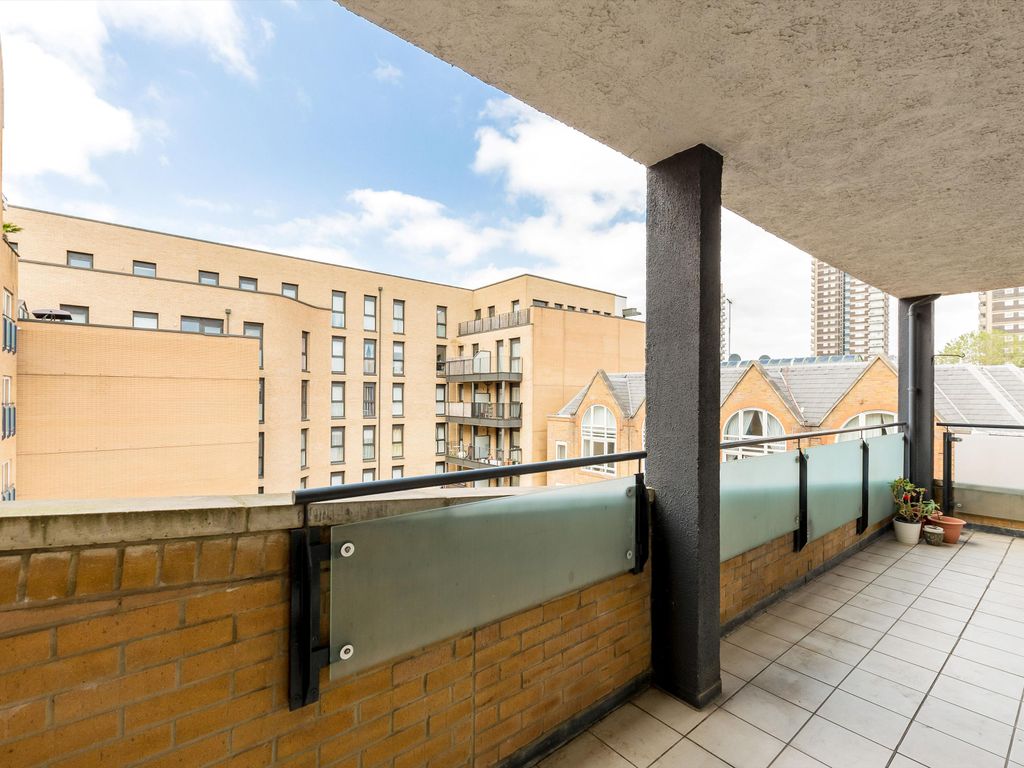 3 bed flat for sale in Artichoke Hill, Nr St Katharine Docks, London E1W, £750,000