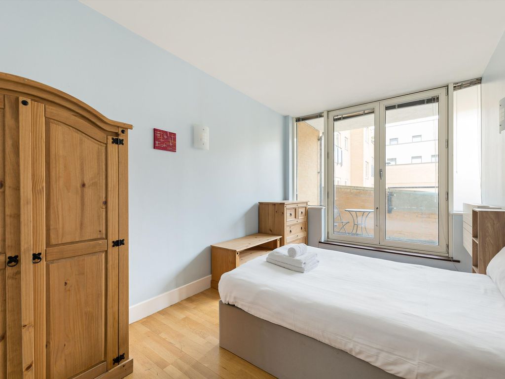 3 bed flat for sale in Artichoke Hill, Nr St Katharine Docks, London E1W, £750,000