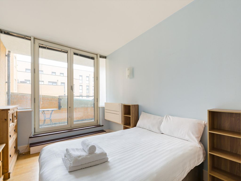 3 bed flat for sale in Artichoke Hill, Nr St Katharine Docks, London E1W, £750,000