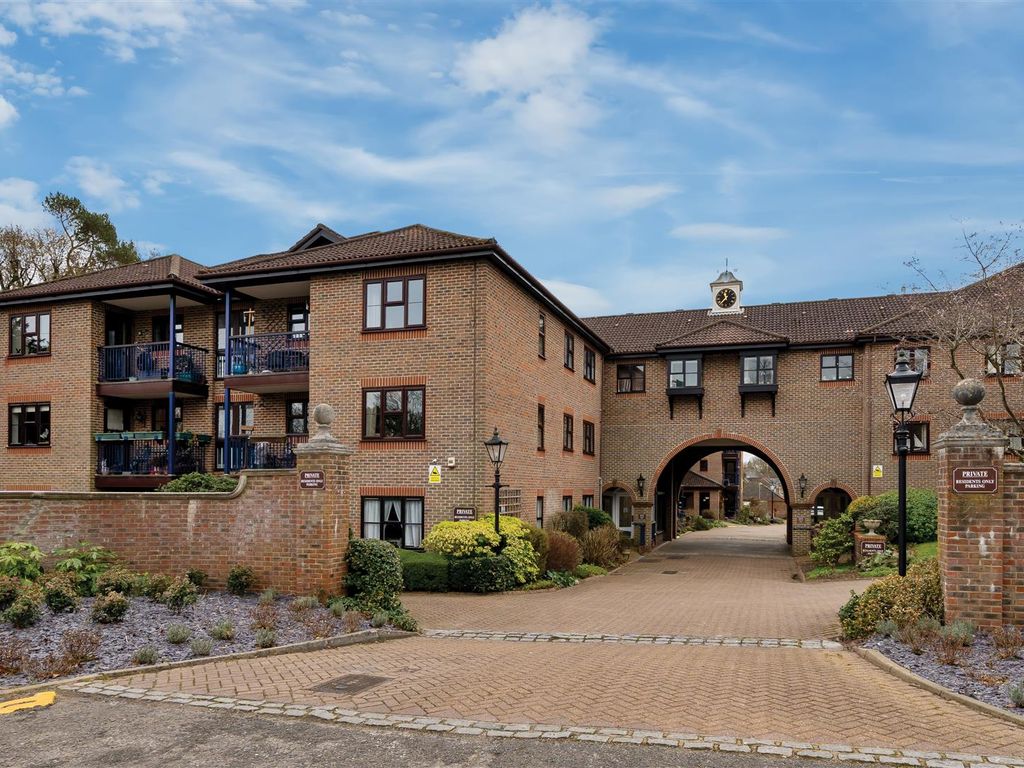 1 bed flat for sale in Wraymead Place, Wray Park Road, Reigate RH2, £220,000