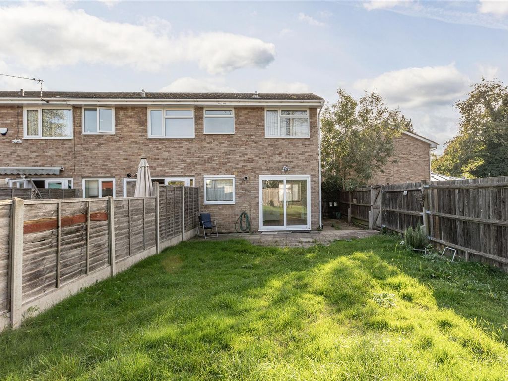 2 bed end terrace house for sale in Robin Close, Addlestone KT15, £385,000
