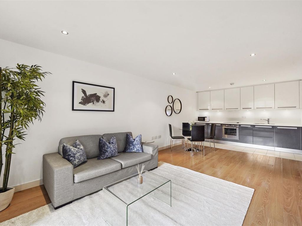 2 bed flat for sale in Conington Road, London SE13, £350,000