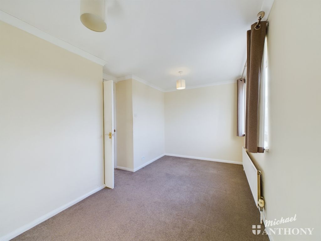 2 bed flat for sale in Radnor End, Aylesbury, Buckinghamshire HP20, £190,000