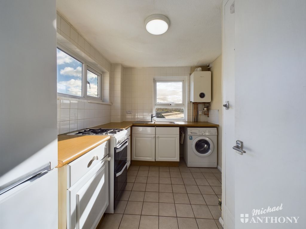 2 bed flat for sale in Radnor End, Aylesbury, Buckinghamshire HP20, £190,000