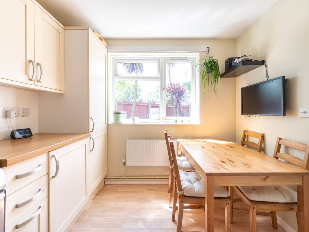 1 bed flat for sale in Marley Walk, Willesden Green, London NW2, £350,000