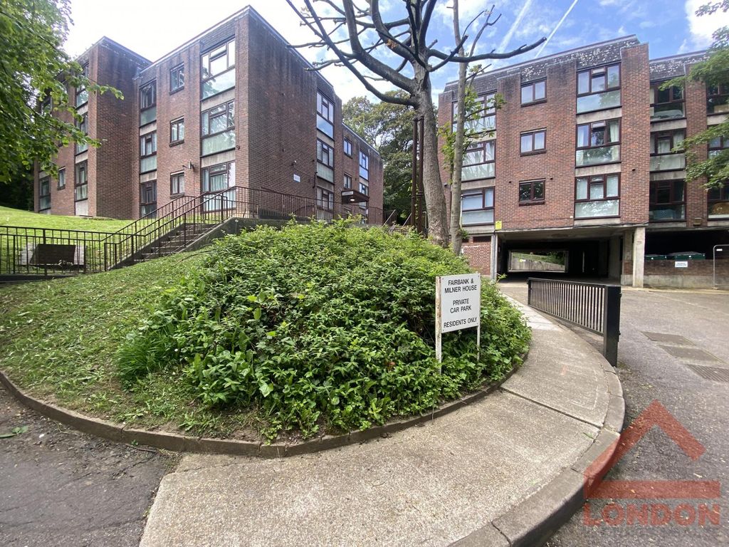2 bed flat to rent in Taymount Rise, London SE23, £1,950 pcm