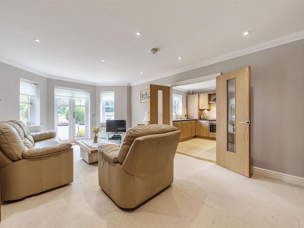 2 bed flat for sale in Broomfield, Binfield, Berkshire RG42, £400,000