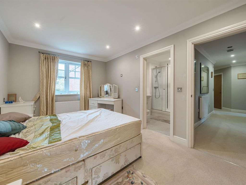 2 bed flat for sale in Broomfield, Binfield, Berkshire RG42, £400,000
