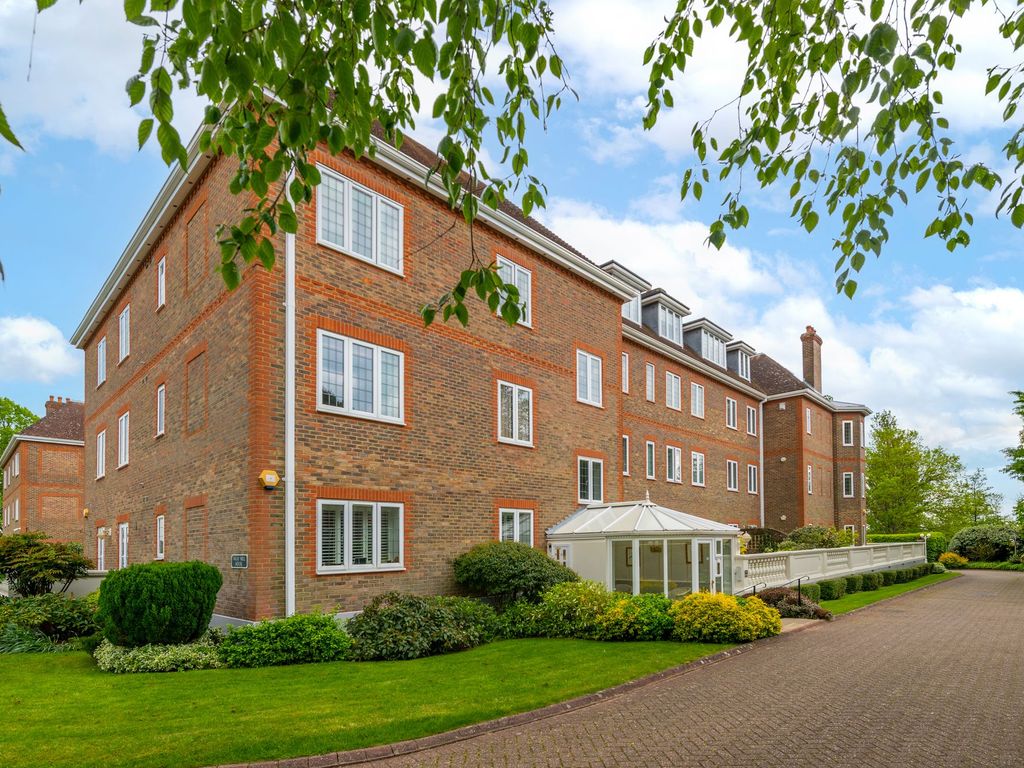 2 bed flat for sale in Batts Hill, Wray Mill House Batts Hill RH2, £475,000