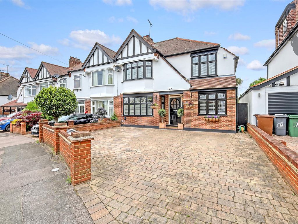 4 bed property for sale in Lambourne Gardens, London E4, £850,000