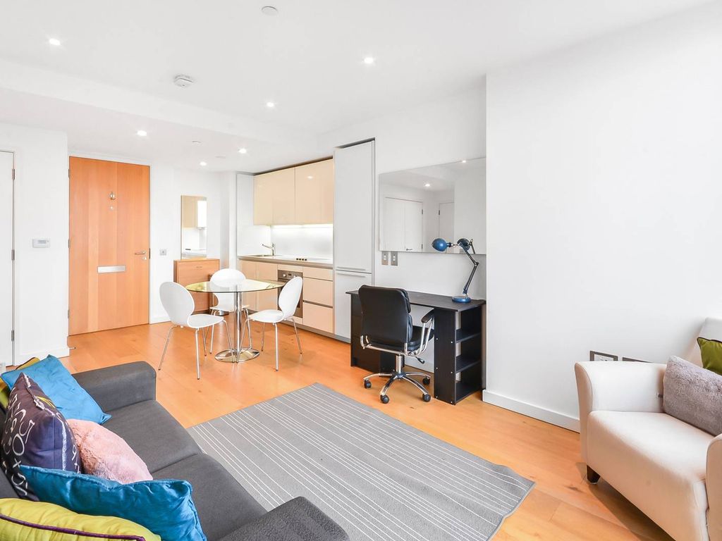 1 bed flat for sale in Walworth Road, Elephant And Castle, London SE1, £450,000