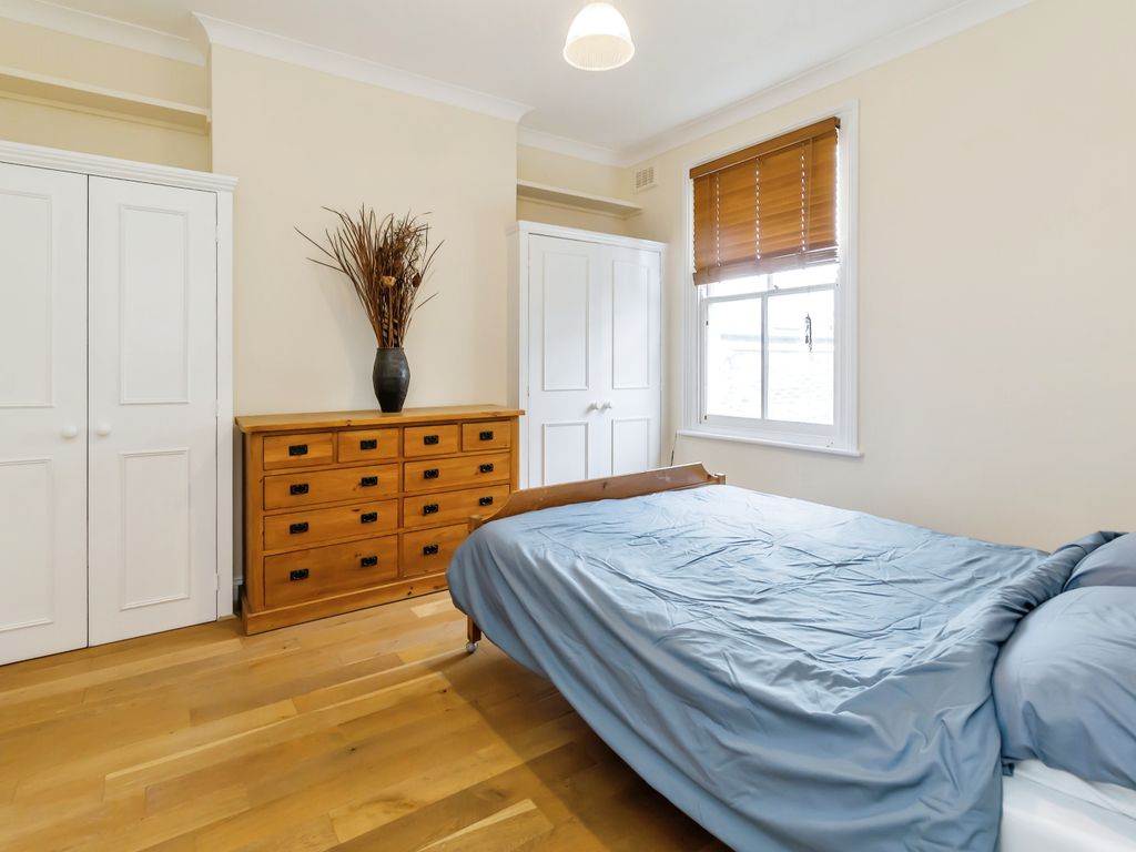 3 bed flat for sale in Cavendish Road, Balham SW12, £685,000