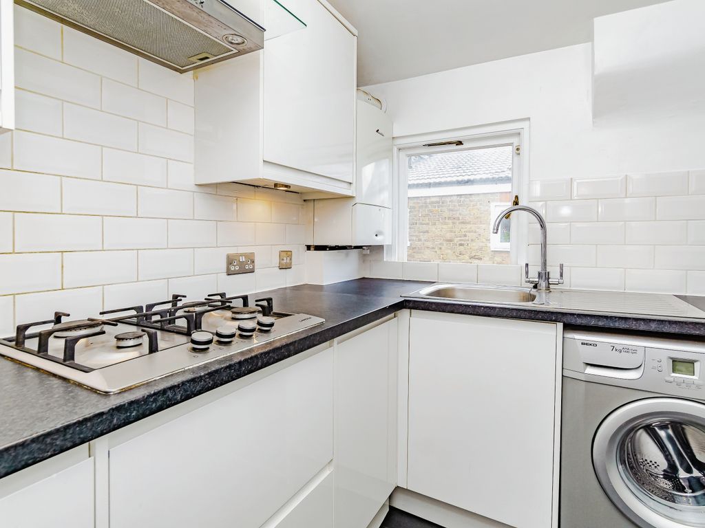 3 bed flat for sale in Cavendish Road, Balham SW12, £685,000