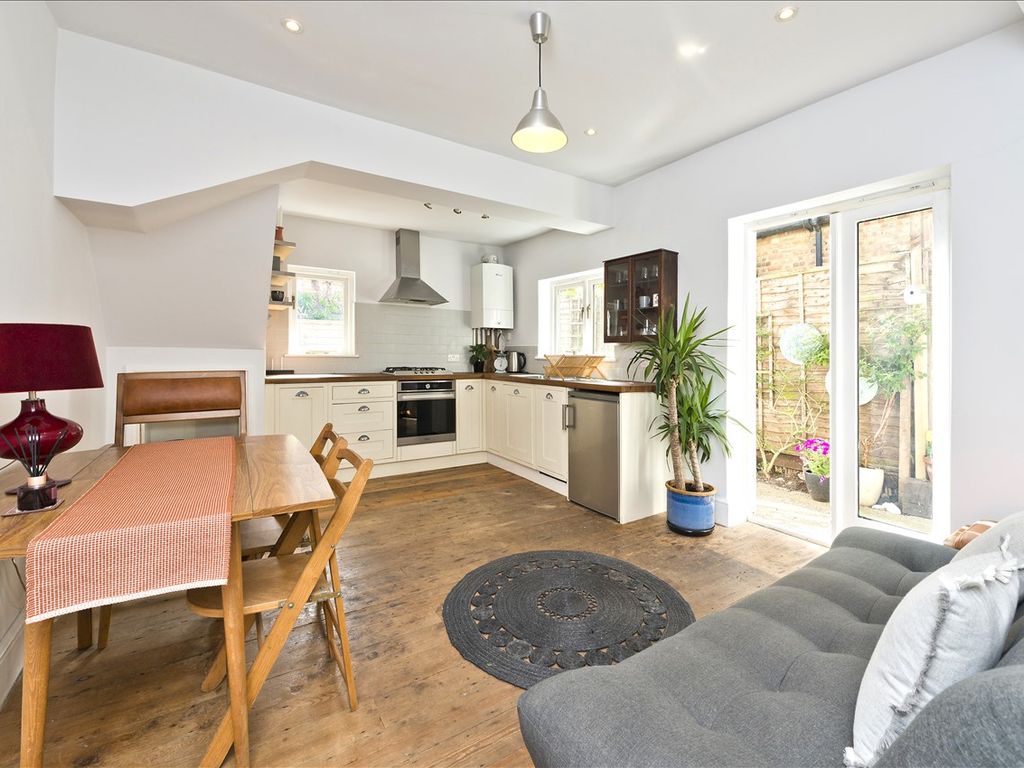 2 bed flat for sale in Willow Vale, London W12, £500,000