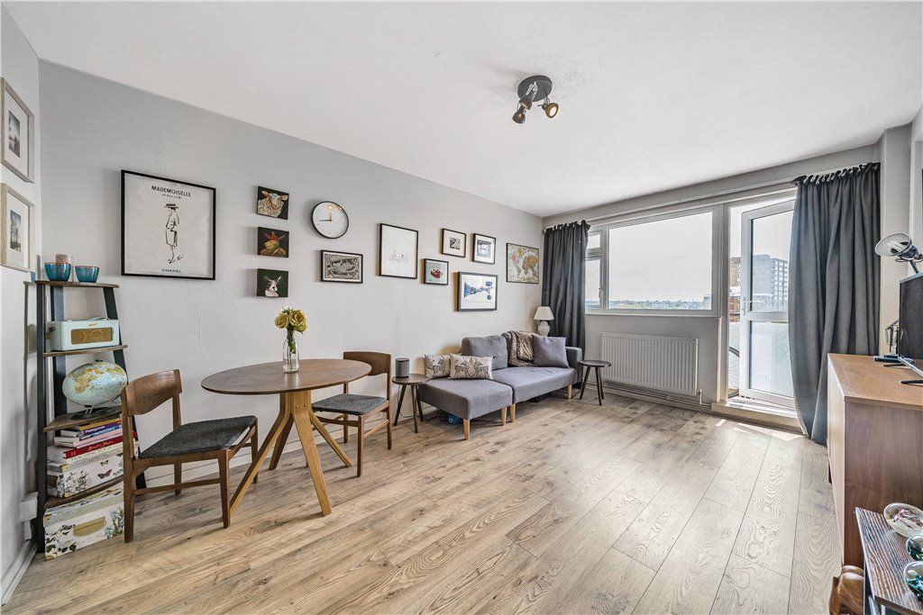 1 bed flat for sale in Lindsay Court, Battersea High Street, Battersea SW11, £350,000