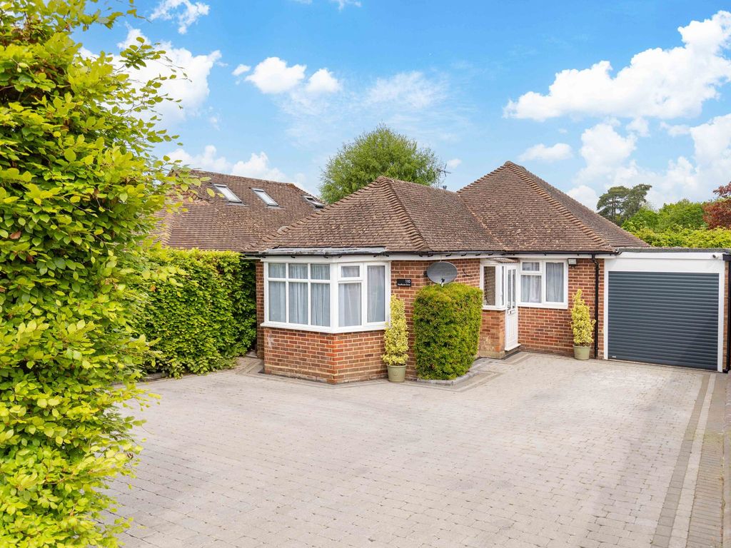 3 bed detached bungalow for sale in Heathcote Drive, East Grinstead RH19, £550,000