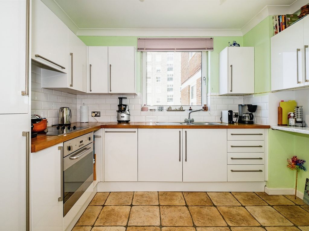 2 bed flat for sale in West Parade, Worthing BN11, £365,000