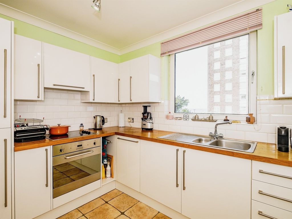 2 bed flat for sale in West Parade, Worthing BN11, £365,000