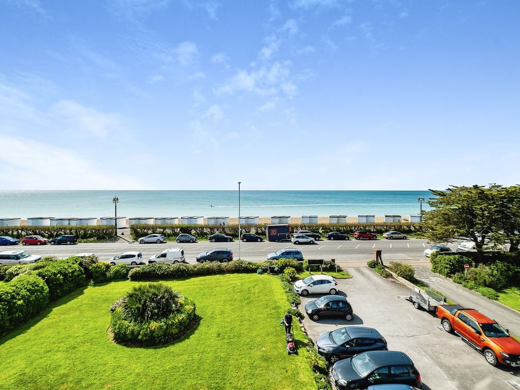 2 bed flat for sale in West Parade, Worthing BN11, £365,000