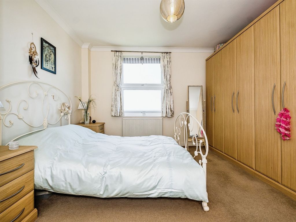 2 bed flat for sale in West Parade, Worthing BN11, £365,000