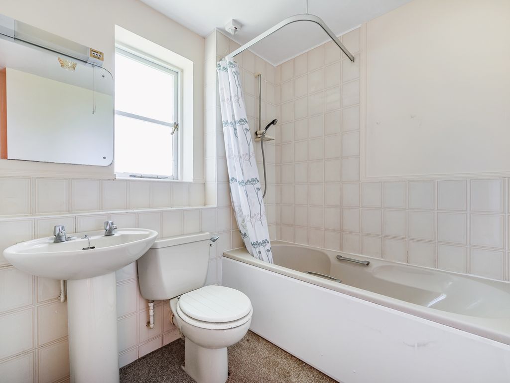 2 bed flat for sale in Beechwood Grove, Acton W3, £350,000