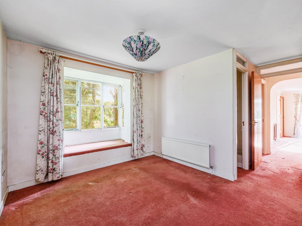 2 bed flat for sale in Beechwood Grove, Acton W3, £350,000