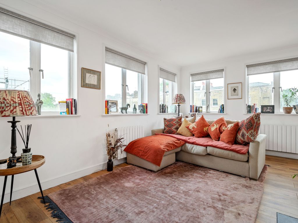 1 bed flat for sale in Gibson Square, London N1, £465,000