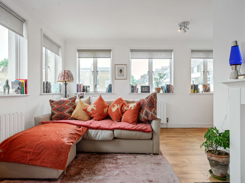 1 bed flat for sale in Gibson Square, London N1, £465,000
