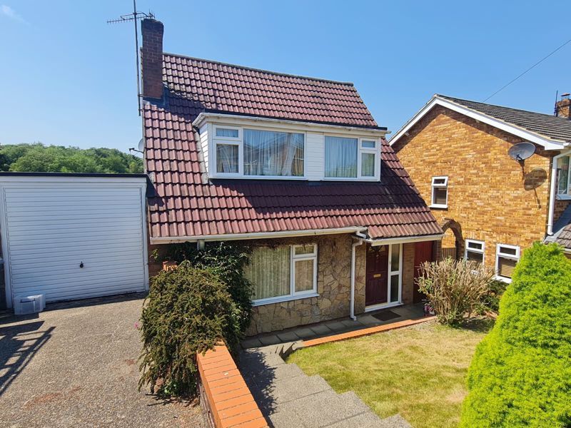 3 bed detached house for sale in Andrews Way, Marlow SL7, £500,000