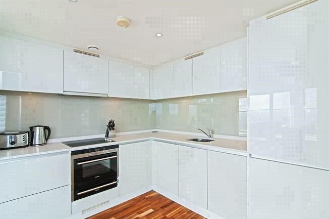 3 bed flat to rent in Landmark East, London E14, £6,500 pcm