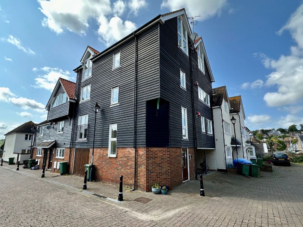 2 bed flat to rent in Newmans Close, Hythe CT21, £1,295 pcm
