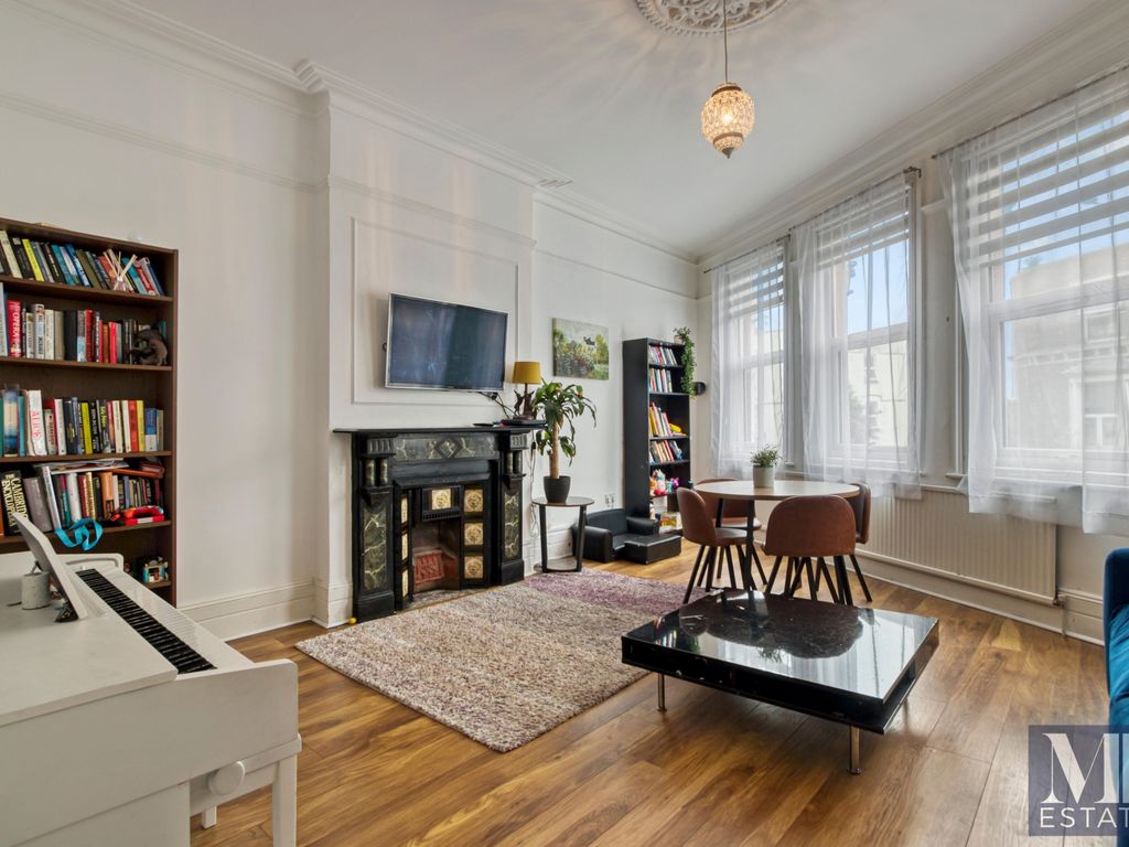 3 bed flat for sale in Willesden Lane, Brondesbury NW6, £580,000