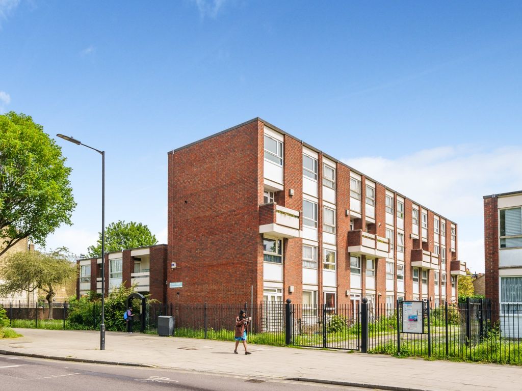 2 bed maisonette for sale in Priory Court, Brooksby's Walk, Hackney E9, £375,000