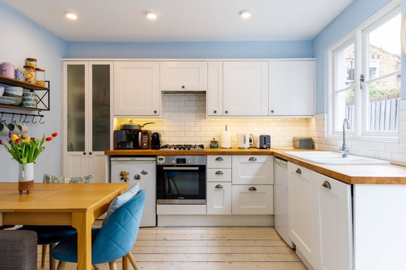 2 bed flat for sale in Oaklands Grove, London W12, £545,000