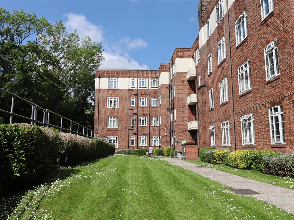 3 bed flat for sale in North Circular Road, London NW11, £525,000