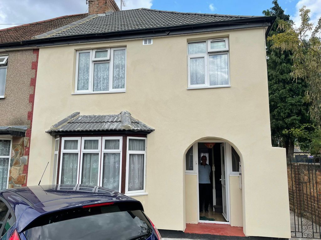 3 bed semi-detached house for sale in Black Rod Close, Hayes UB3, £575,000