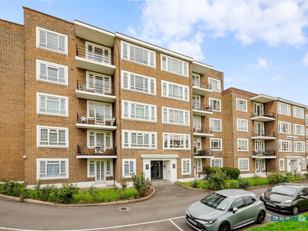 3 bed flat for sale in Charter Way, Finchley N3, £625,000