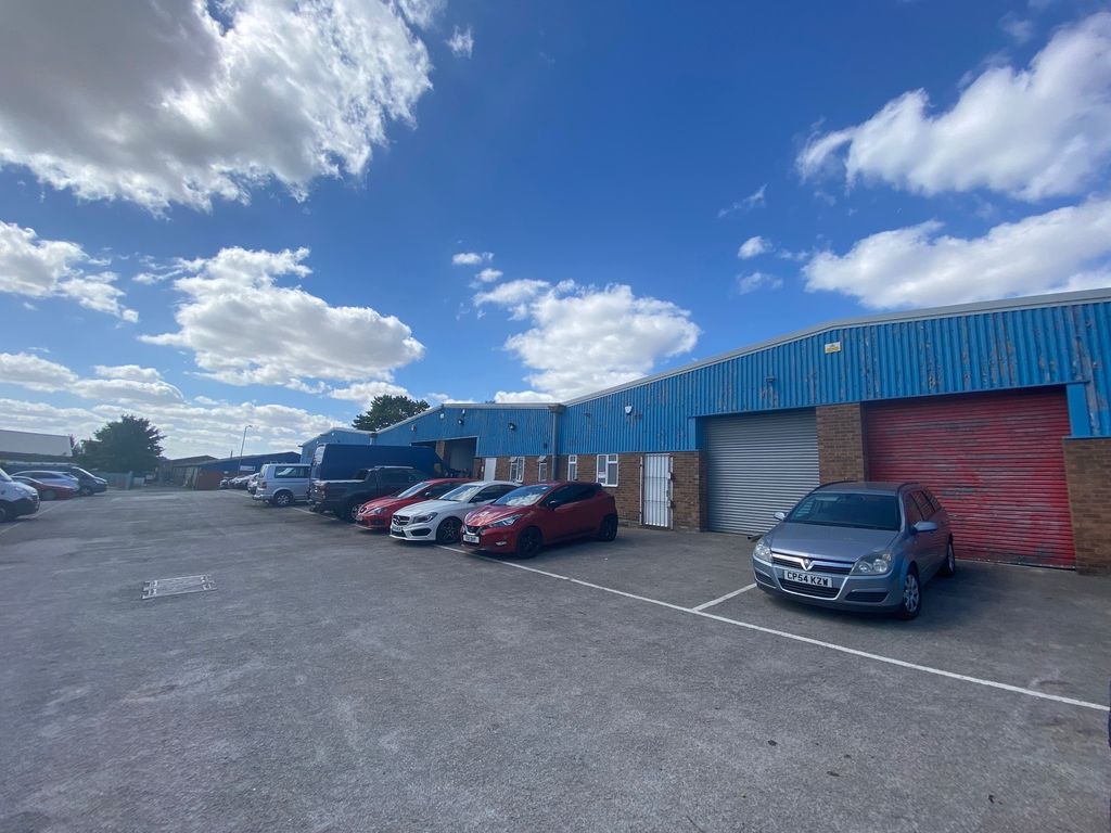 Industrial to let in Crofton Drive, Lincoln LN3, £13,500 pa