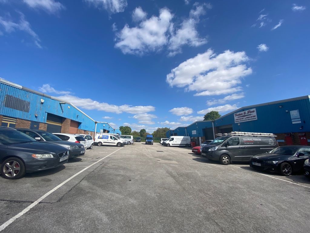 Industrial to let in Crofton Drive, Lincoln LN3, £13,500 pa