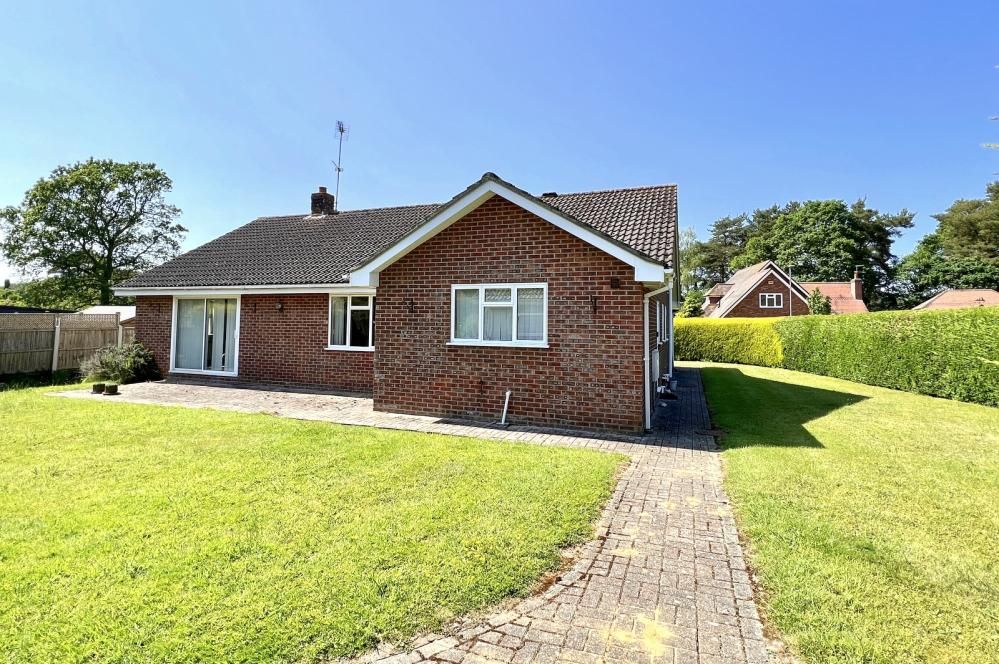 3 bed detached bungalow for sale in Ashley Heath, Ringwood BH24, £600,000