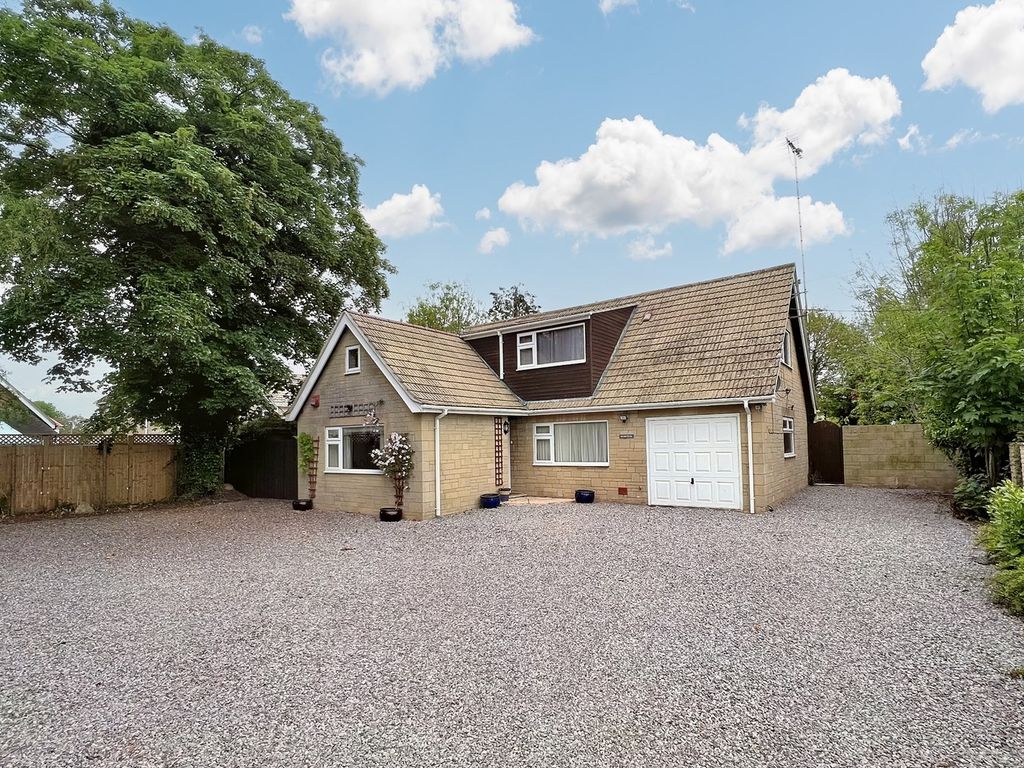 4 bed detached house for sale in Kings Lane, Longcot SN7, £525,000