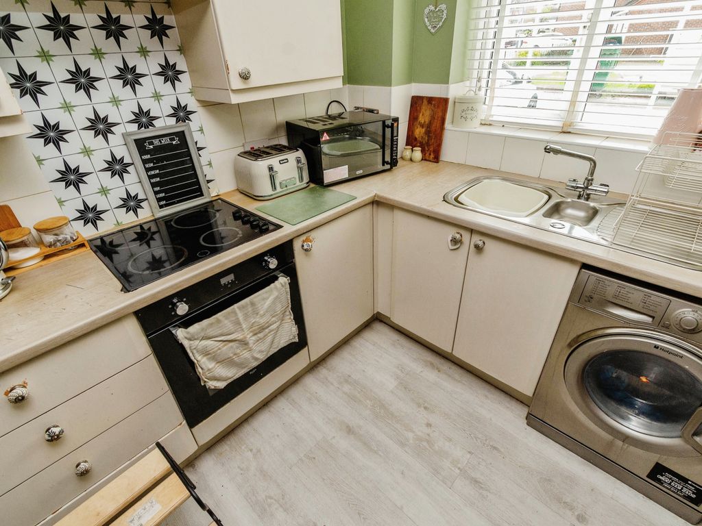 2 bed flat for sale in Walker Road, Walsall WS3, £90,000