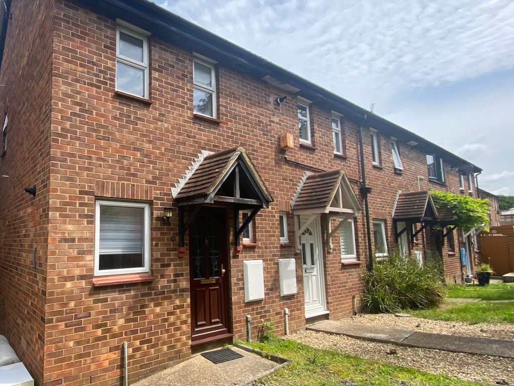 2 bed terraced house for sale in Romsey Close, Hockley SS5, £270,000