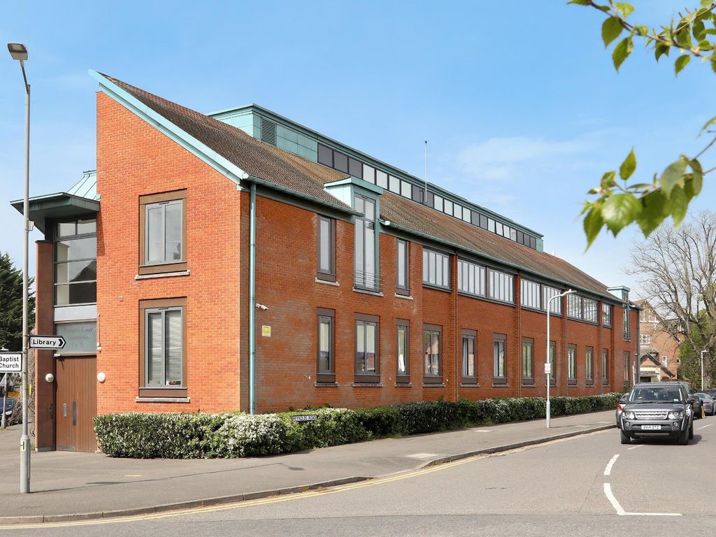 1 bed flat for sale in Baring Road, Beaconsfield HP9, £350,000