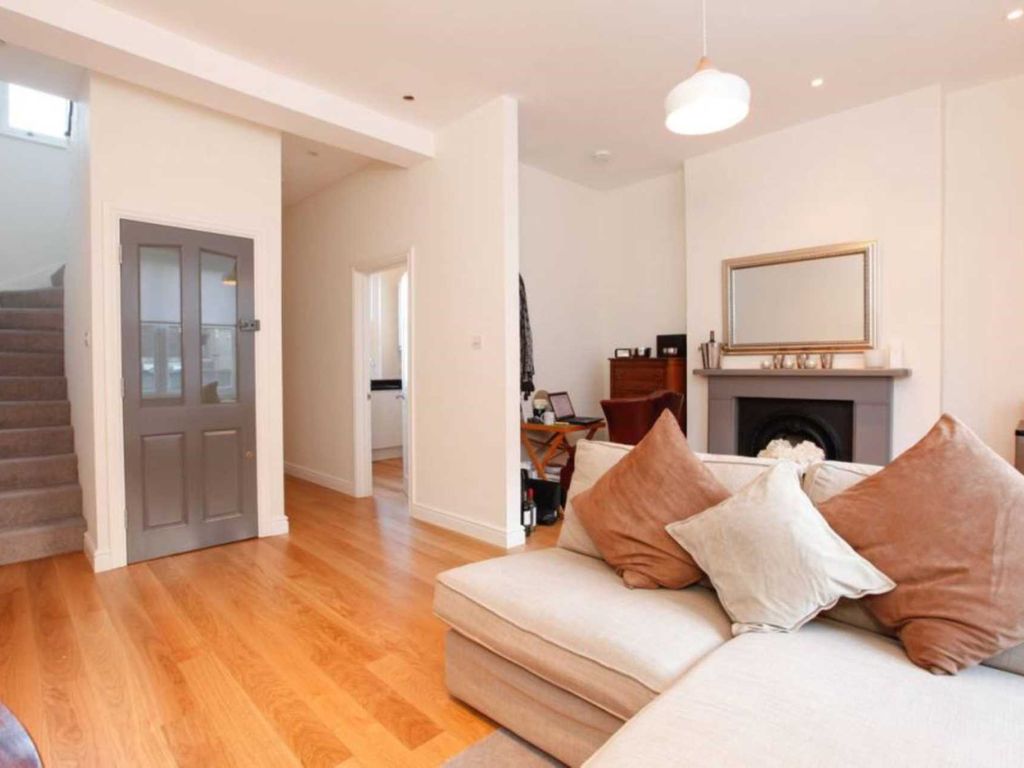 3 bed flat for sale in Coldharbour Lane, Coldharbour Lane, London SW9, £600,000