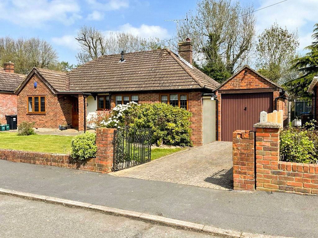 2 bed bungalow for sale in Birch Way, Warlingham, Surrey CR6, £650,000