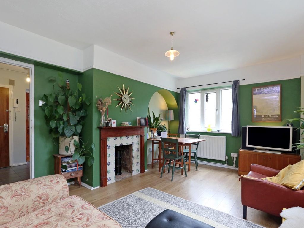 2 bed flat for sale in Swinburne Ct, Basingdon Way, London SE5, £360,000